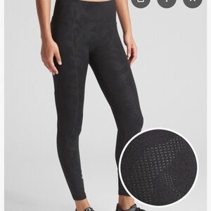 GapFit Sculpt Revolution
Black camo-print black 7/8 Leggings NWT size medium